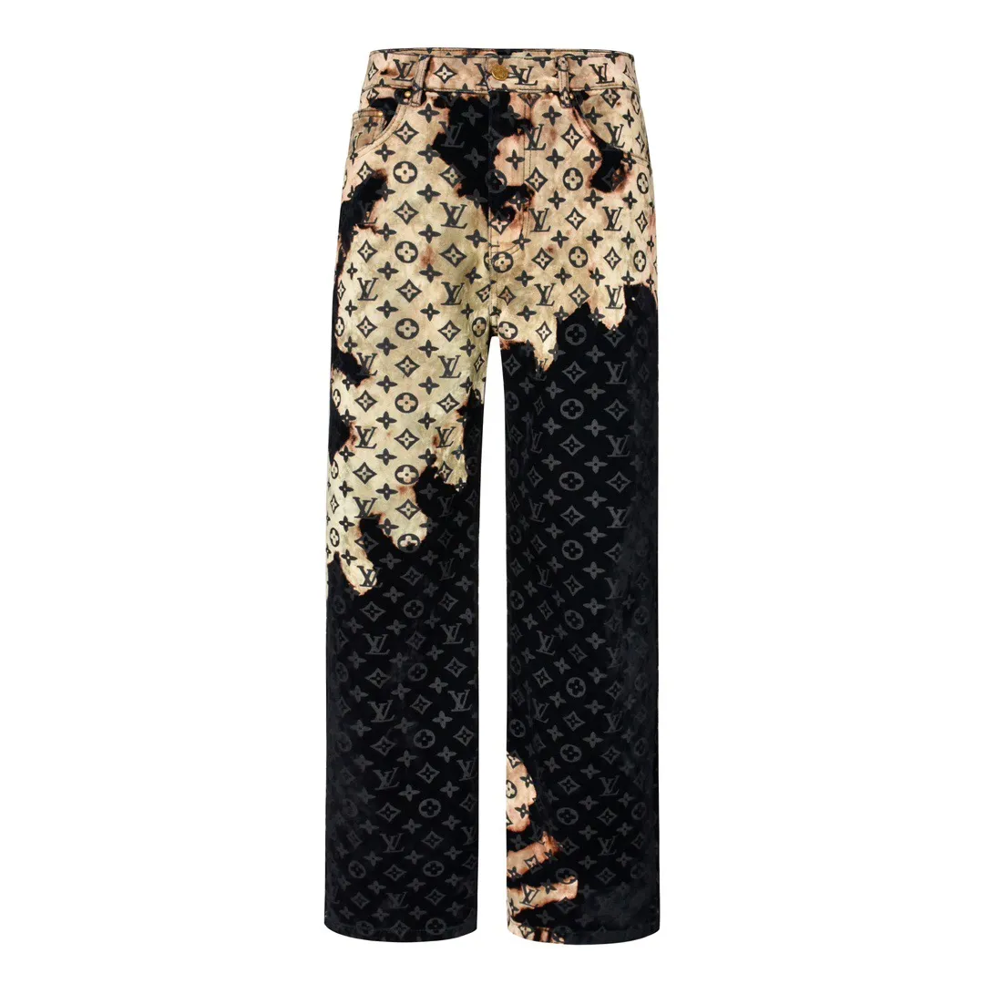 🅿️860 1v 24SS Huoshaoyun flocked denim trousers. The original price is 28,000. The fabric is made of twill weave jacquard flocked denim. The texture is thick and the twill texture and clear lines have been properly processed. The fabric is custom-dyed and spun yarn is flocked, with the classic presbyopia pattern throughout. The entire piece of garment is cut using infrared laser positioning. The body is cut by hand to match the pattern. The pieces are cut and positioned to match the pattern. The entire width of the garment is fixed with single-needle embroidery in thick lines. From the waistband, trouser pockets, and pockets, all are made to high-end sewing standards, and multiple processes are exclusively developed and customized, resulting in huge fabric losses. Each piece is made by a master with rich washing experience. He uses gauze to dip acrylic paint and apply it evenly on the flocking surface by hand according to the original positioning method. The dyeing time is controlled, and the scrap rate of defective products is extremely high. Each large piece presents a unique fire cloud effect. Size:30-32-34-36